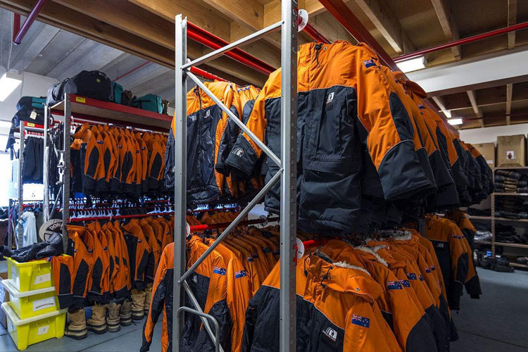 服裝倉庫如何除濕？倉庫除濕機輕松應(yīng)對潮濕問題